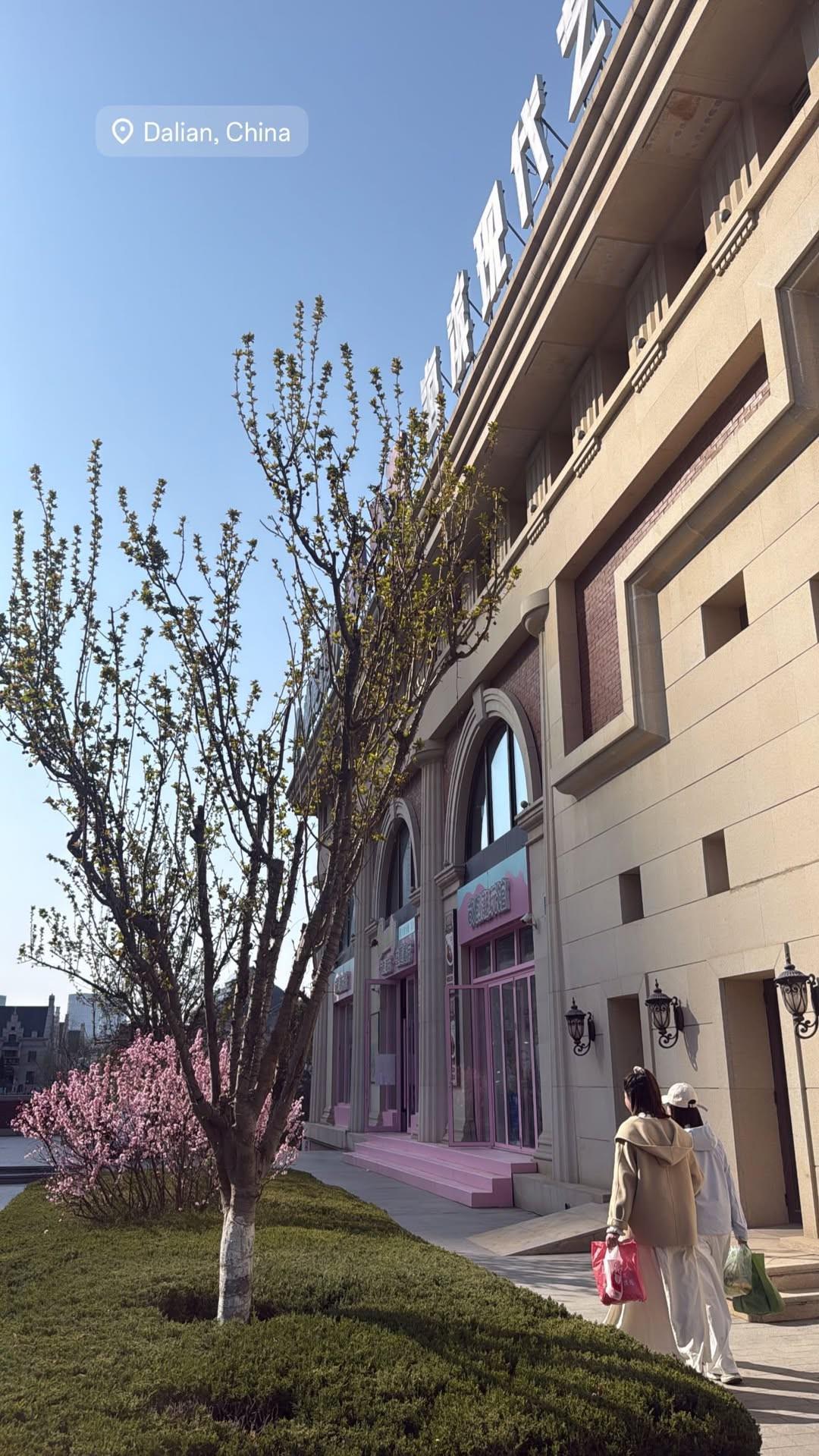 欧冠比赛在线观看-家人来华，斯坦丘妻子分享在大连的照片